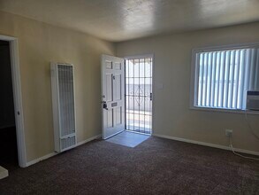 318 W Cypress Ave in El Cajon, CA - Foto de edificio - Building Photo