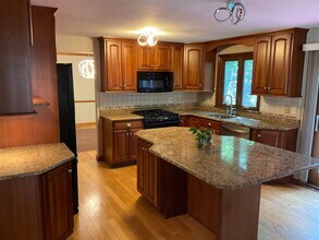 471 Manordale Rd in Pittsburgh, PA - Building Photo - Building Photo