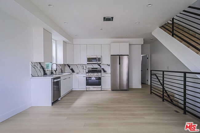 11810 Gilmore St in Los Angeles, CA - Building Photo - Building Photo