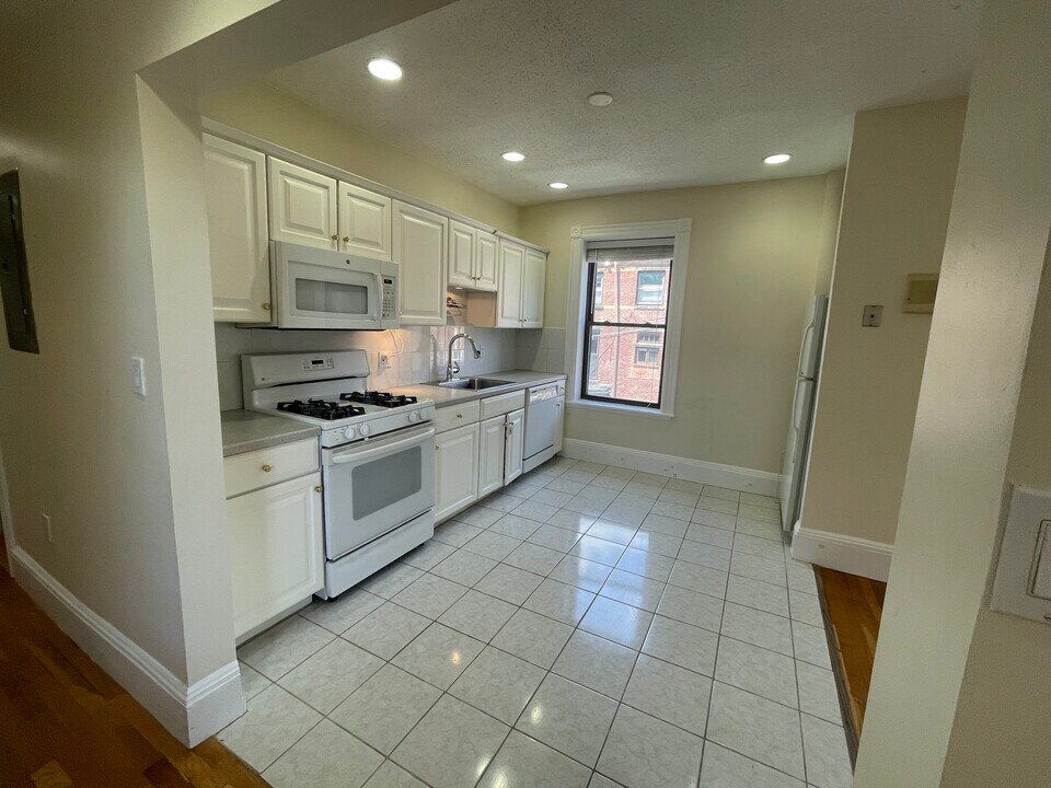 18 Dean Rd, Unit 3A in Brookline, MA - Building Photo