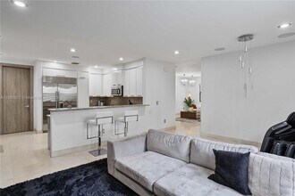 9910 NW 86th Terrace in Doral, FL - Building Photo - Building Photo