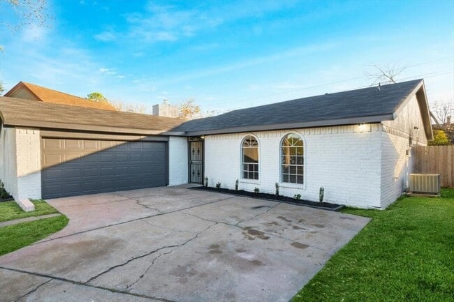 1207 Whispering Pine Dr in Missouri City, TX - Building Photo - Building Photo
