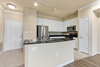 8539 Gate Pky W, Unit 930 in Jacksonville, FL - Foto de edificio - Building Photo