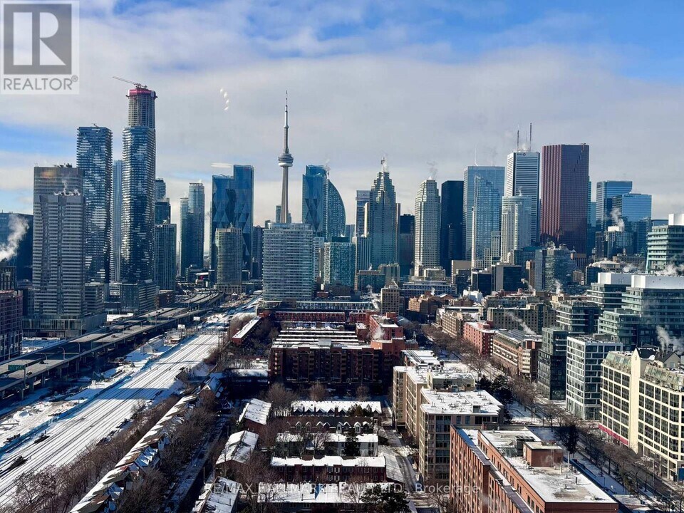 35 Parliament St in Toronto, ON - Building Photo