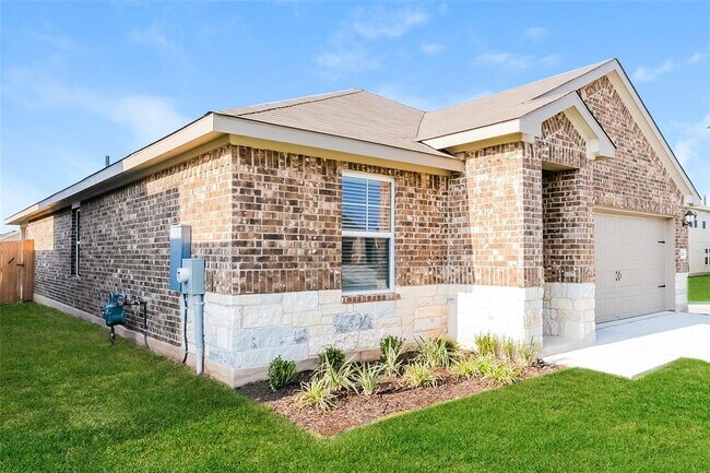 1021 Round Bale Rd in Hutto, TX - Building Photo - Building Photo