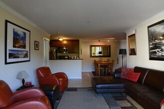 7320 Hawthorn Ave, Unit 205 in Los Angeles, CA - Building Photo - Building Photo