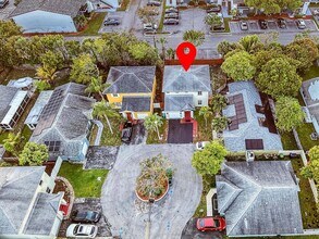 5789 Woodland Point Dr in Tamarac, FL - Foto de edificio - Building Photo