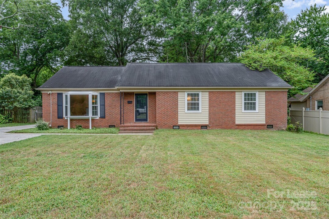 3252 Northampton Dr in Charlotte, NC - Building Photo