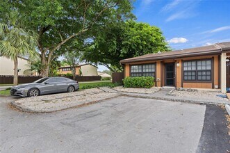 10250 Oleander Ct in Pembroke Pines, FL - Foto de edificio - Building Photo