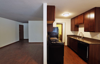 Apache Manor Apartments in St. Anthony, MN - Building Photo - Building Photo