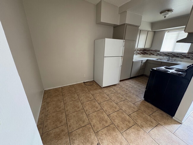 1901 Stewart Ave in Las Vegas, NV - Building Photo - Building Photo