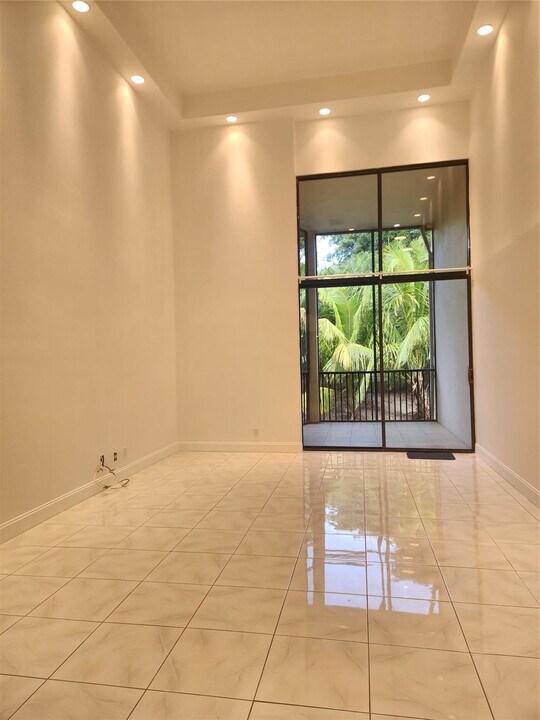 20347 W Country Club Dr in Aventura, FL - Building Photo