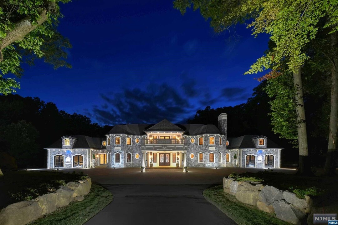 105 Chestnut Ridge Rd in Saddle River, NJ - Foto de edificio