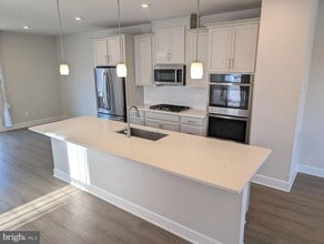 6710 Belcrest Rd in Hyattsville, MD - Building Photo - Building Photo