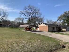 609 N 11th St in La Porte, TX - Foto de edificio - Building Photo