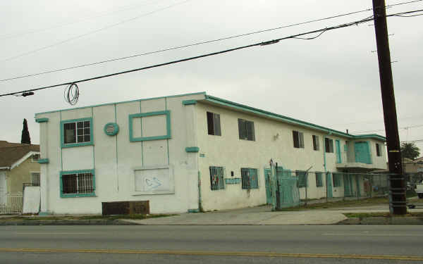 6616 S Hoover St in Los Angeles, CA - Building Photo