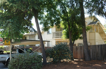 Walnut Apartments in Sacramento, CA - Building Photo - Building Photo