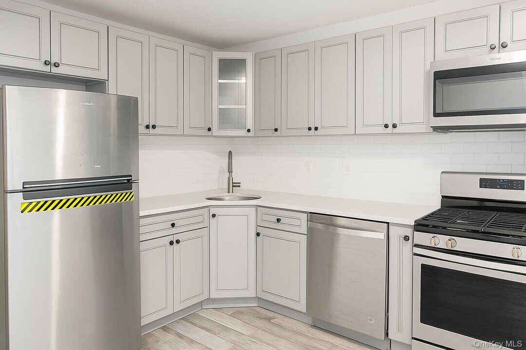 987 Halsey St in Brooklyn, NY - Building Photo