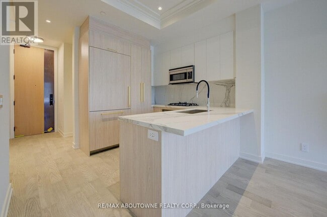 123 Maurice Dr in Oakville, ON - Building Photo - Building Photo