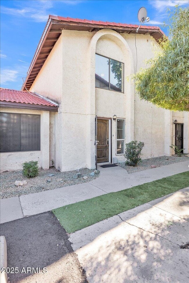 2437 E Tracy Ln in Phoenix, AZ - Building Photo - Building Photo