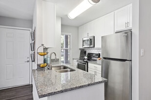 Luna Pointe in Hampton, VA - Building Photo