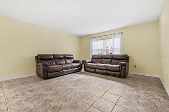 265 SW Lincoln Cir N in St. Petersburg, FL - Building Photo - Building Photo