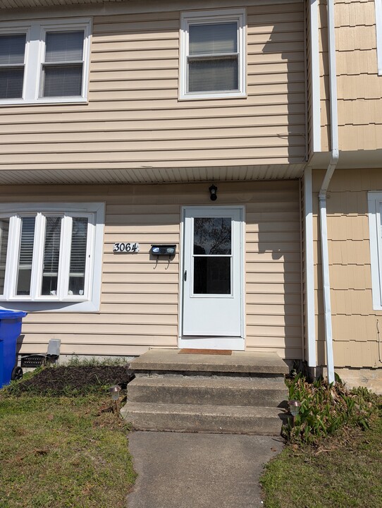 3064 Comte Ct in Virginia Beach, VA - Foto de edificio