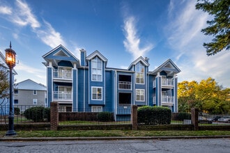 McIver Square Apartments in Greensboro, NC - Foto de edificio - Building Photo