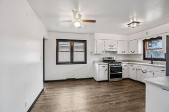 8610 W Potomac Ave in Milwaukee, WI - Foto de edificio - Building Photo