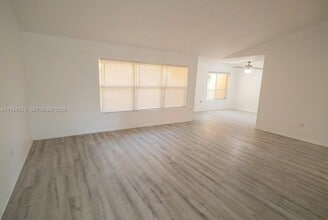 2420 NW 33rd St in Oakland Park, FL - Building Photo - Building Photo