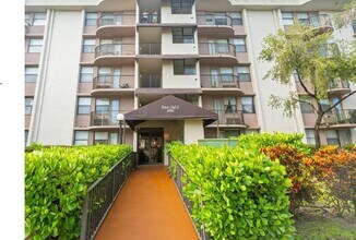 2701 Riverside Dr, Unit 303B in Coral Springs, FL - Building Photo - Building Photo