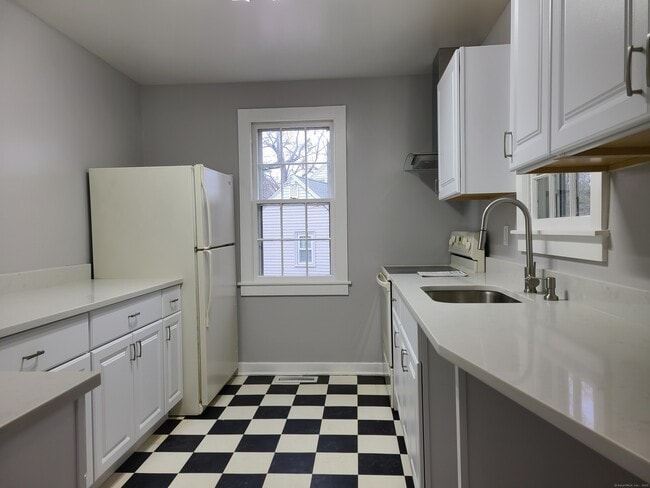 13 S Lake St in Litchfield, CT - Building Photo - Building Photo