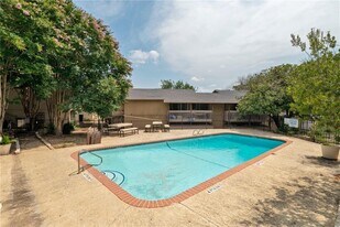 2124 Burton Dr in Austin, TX - Building Photo