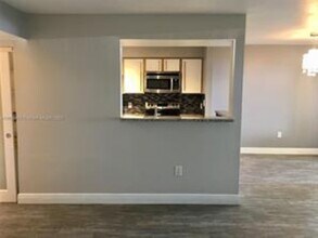 2445 NW 33rd St in Oakland Park, FL - Building Photo - Building Photo