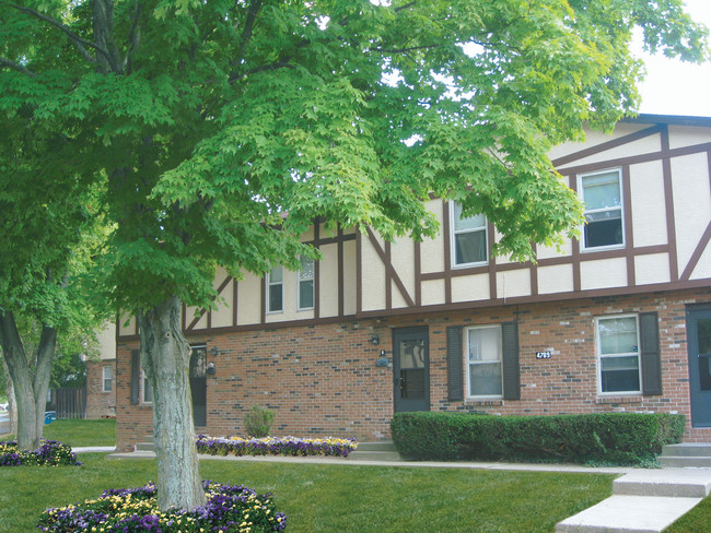 Crosscreek Apartments and Townhomes in Columbus, OH - Building Photo - Building Photo