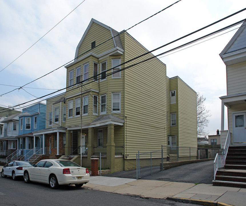 30 E 15th St in Bayonne, NJ - Building Photo