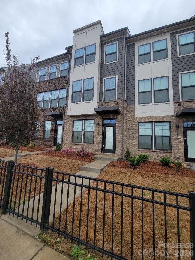 3633 S Tryon St in Charlotte, NC - Building Photo - Building Photo