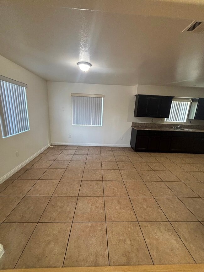 203 E 109th Pl in Los Angeles, CA - Foto de edificio - Building Photo