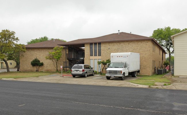 1318 Lamar Square Dr in Austin, TX - Foto de edificio - Building Photo