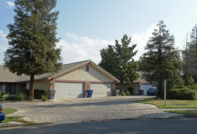 5245 E Lyell Ave in Fresno, CA - Foto de edificio - Building Photo