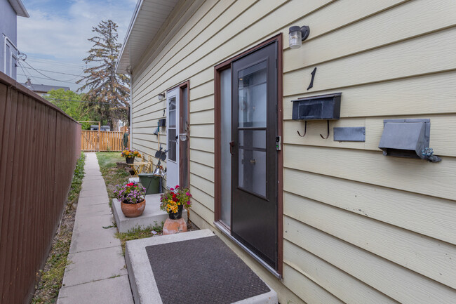 1915 27 St SW in Calgary, AB - Building Photo - Building Photo