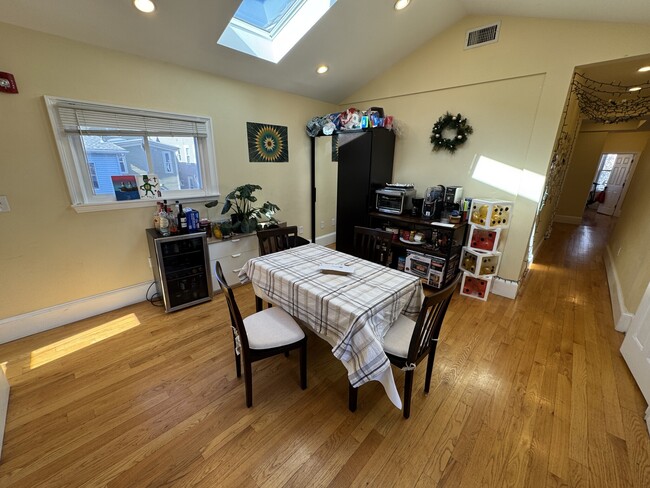 206 Holland St, Unit 2 in Somerville, MA - Foto de edificio - Building Photo