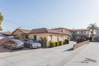 11702 Bellflower Blvd in Downey, CA - Foto de edificio - Building Photo