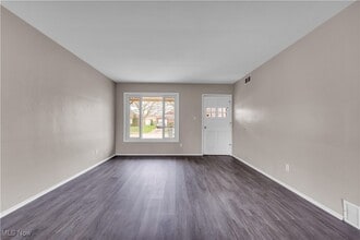 726 Willow Dr in Euclid, OH - Building Photo - Building Photo
