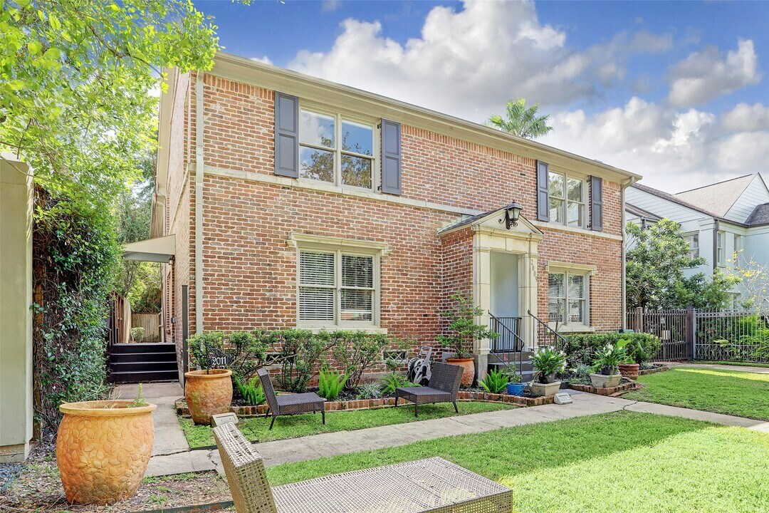 2011 South Blvd in Houston, TX - Building Photo