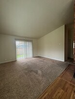 4255 E Amazon Dr in Eugene, OR - Building Photo