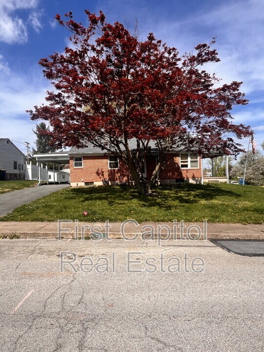 192 N 5th St in Mount Wolf, PA - Building Photo