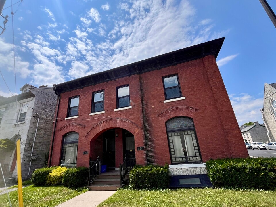 124 Wellington St in Kingston, ON - Building Photo