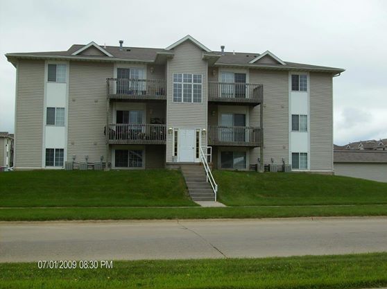 Cedar Trail Village in Hiawatha, IA - Foto de edificio