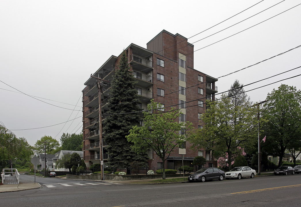 Cedar Crest Apartments in Arlington, MA - Foto de edificio